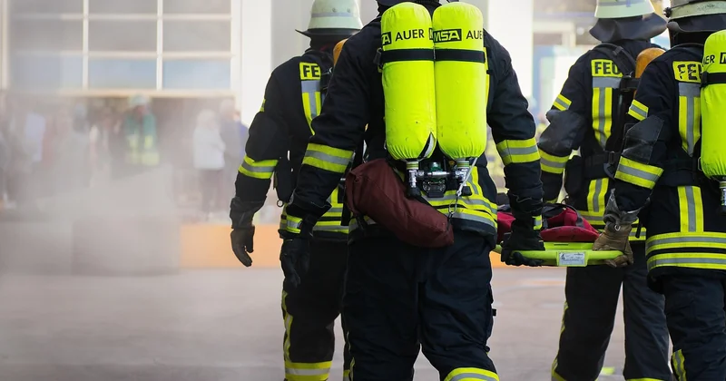 L'irritation des voies respiratoires supérieures se manifeste en premier